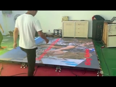 屋内ポスターはスクリーンを導いた